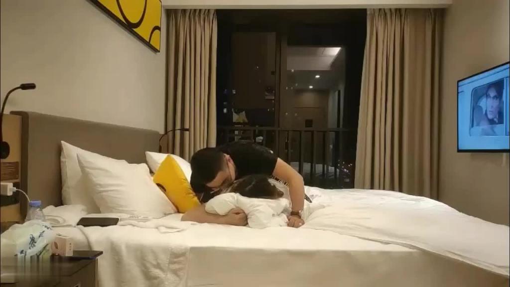 偷情美少妇,网聊女炮友带酒店玩一夜情狂操 预览截图 2