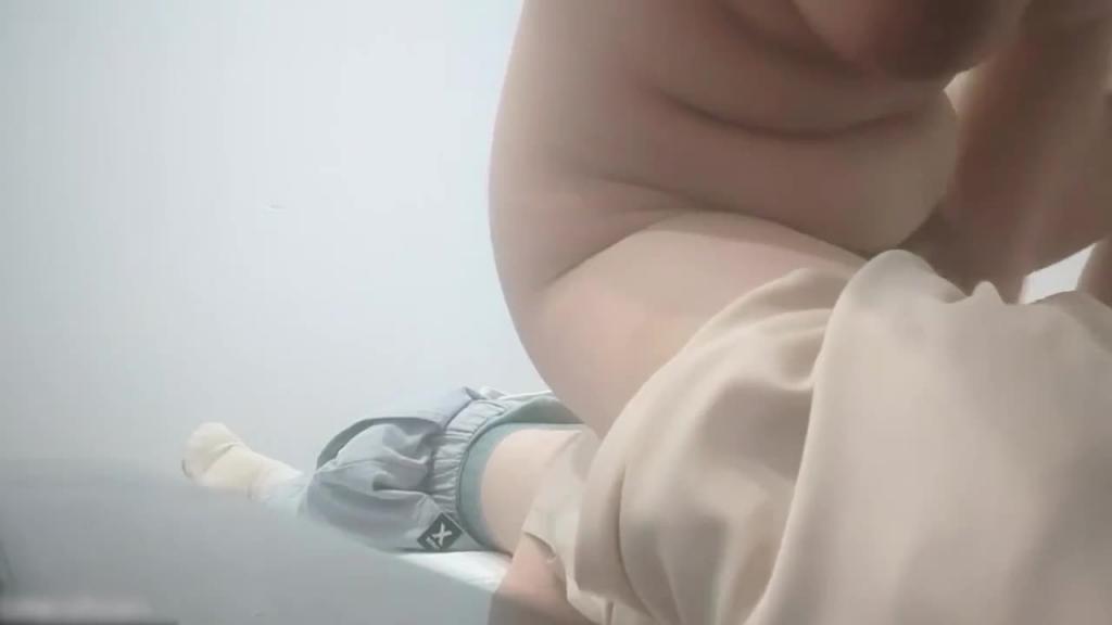 3/3【小辉探花】按摩店忽悠人妻打飞机不过瘾脱掉裤子主动坐上来 预览截图 1