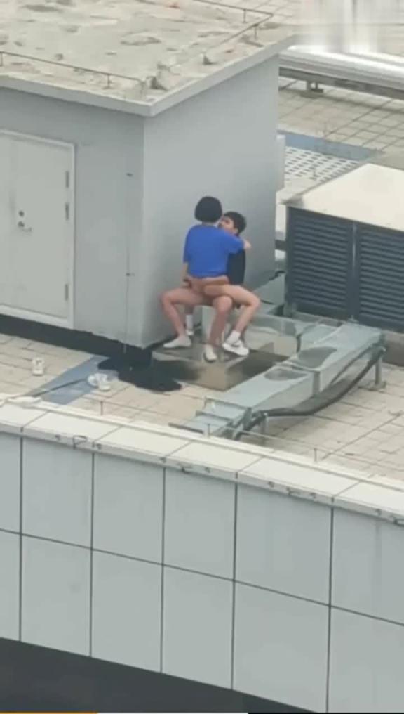 天台门事件中学情侣翘课跑到商场天台啪啪解锁各种姿势围观吃瓜群众看得口干舌燥! 预览截图 3