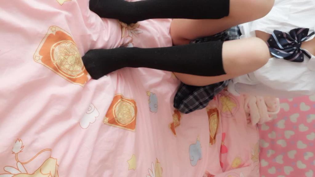 【萌白酱】顽皮学生JK制服自慰 预览截图 5