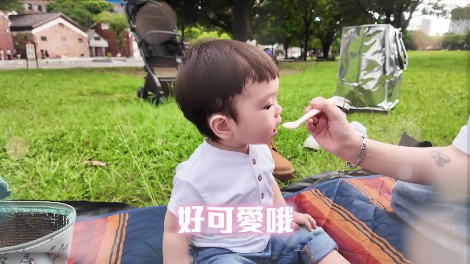 初次体验草皮，全家午后野餐｜在草地释放野性灵魂｜中秋节快乐！ ｜兔女狼 预览截图 8