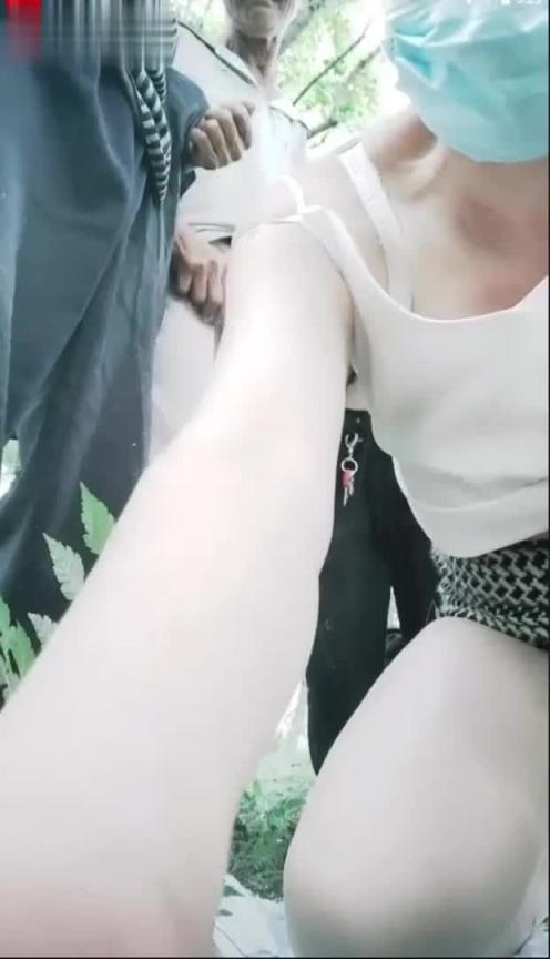 【最近很火的-巨乳少妇勾引老头群P】三个白发老头挨个，后入口爆射精 预览截图 2