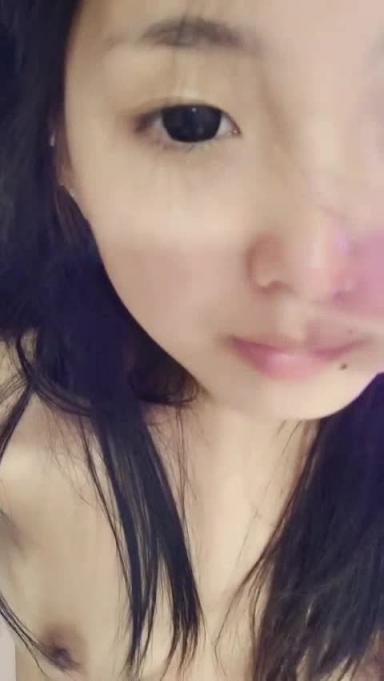 【高中】清纯可人的小萝莉,全裸直接展示酮体,用震动棒玩逼逼很诱人 预览截图 2