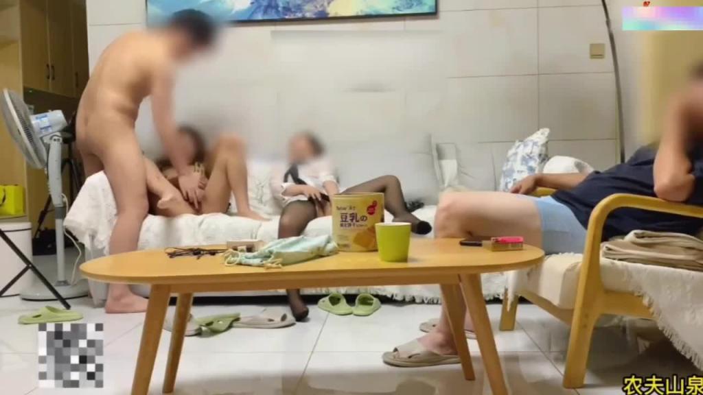 【疯狂群P】真实广州白领夫妻换妻泄密， 双视角爆裂黑丝真抗草 预览截图 5