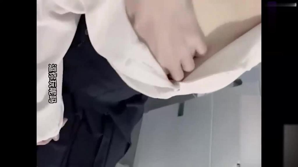 【真实兄妹乱伦】馋嘴学生妹妹和朋友打电话被我按倒爆操 预览截图 1