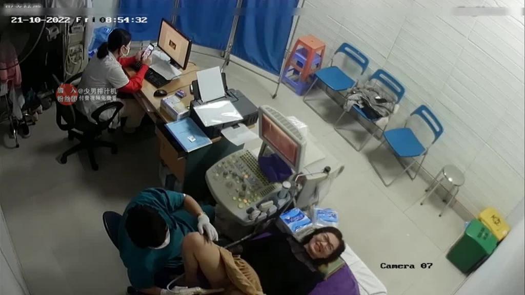 【医院监控泄密】流出:男医生做B超阴超,磨蹭温柔插入! 预览截图 7