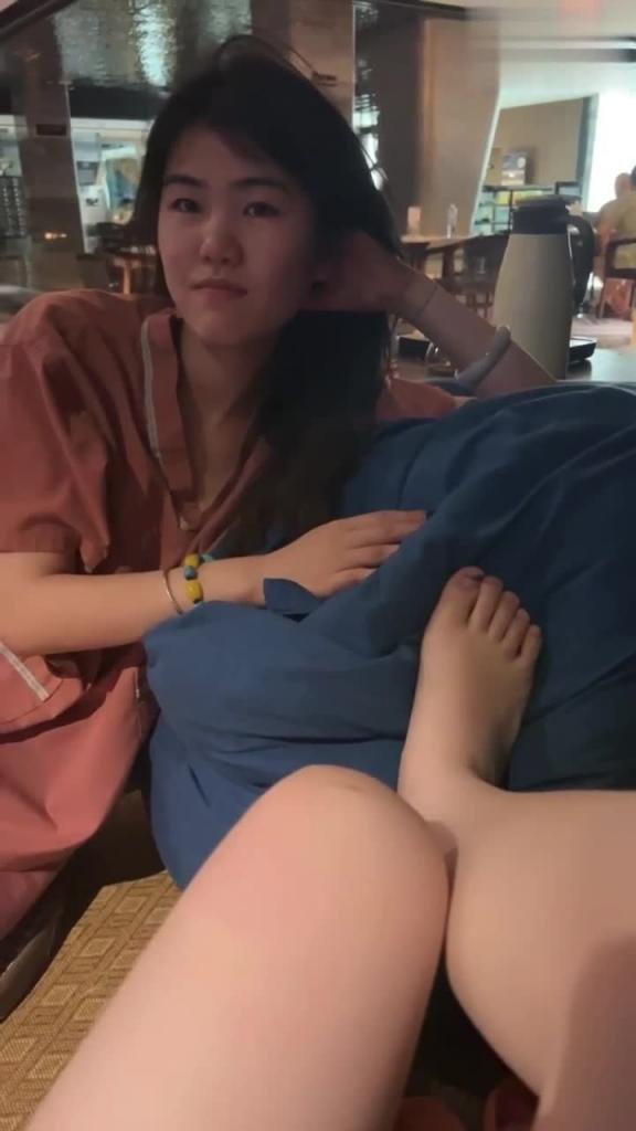 【最新流出洗浴中心调教女奴】女同性恋母狗舔脚，拉拉的快乐 预览截图 9