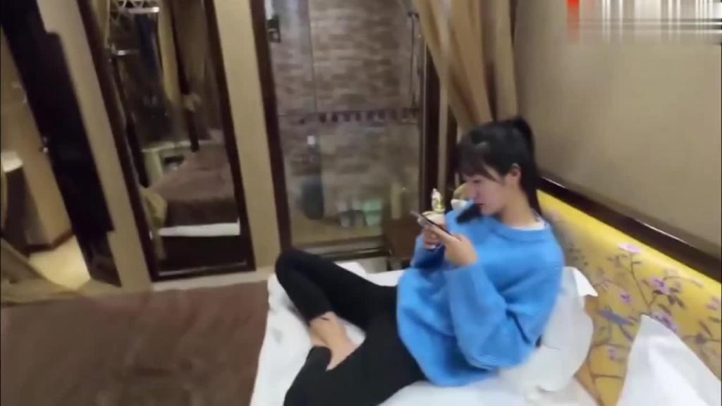 高颜值模特,刚认识的178走秀模特全程不打码不消音,吐血推荐-男人的白月光! 预览截图 1