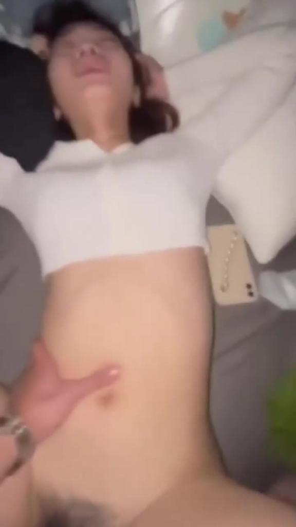 兄妹乱伦-妹妹在家看电视 预览截图 9