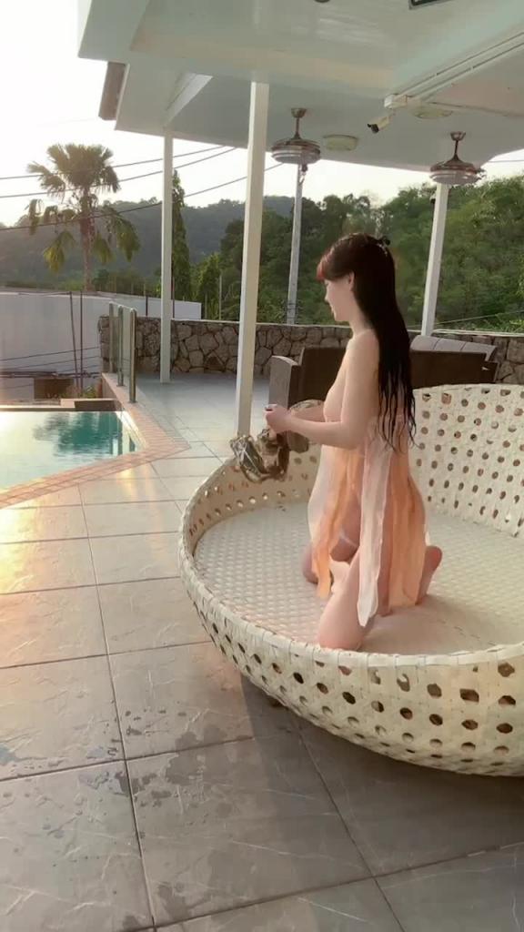 【巨乳女神】泳池走光 摄影师也不提醒想饱眼福 朱可儿 预览截图 10