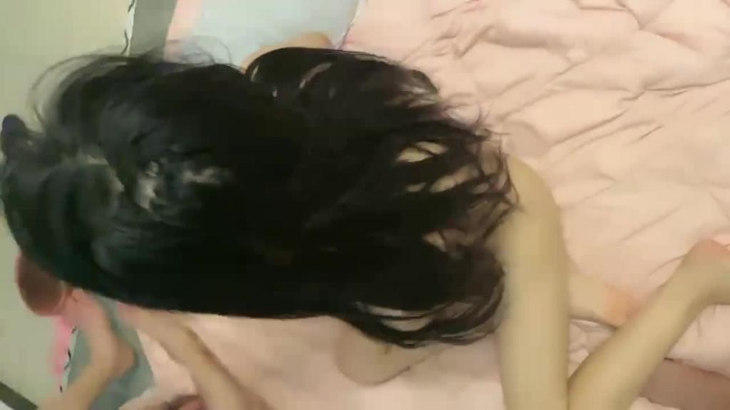 漂亮少女被控制在出租房里,每天被轮奸直播赚钱。还被迫喝尿。 预览截图 8
