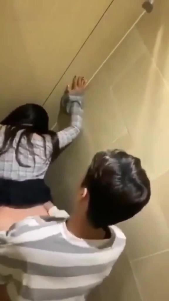 【吃瓜勐料】盘点那些在公共厕所偷情的少女和少妇们 预览截图 7