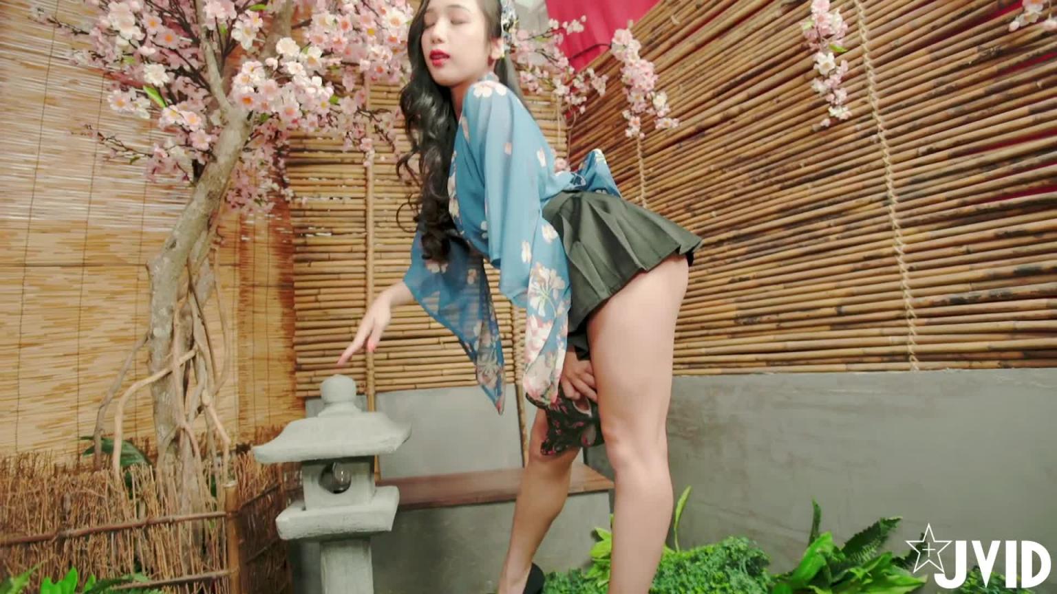 [MI美伊] 樱花树下浪漫邂逅！魅惑女神「MI美伊」撩人M腿后劲强 预览截图 2