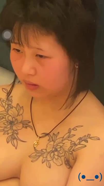 大奶子纹身女勾引闺蜜的老公被发现⭐几个女孩用啤酒瓶插B看你还喜欢勾引男人吗 预览截图 8