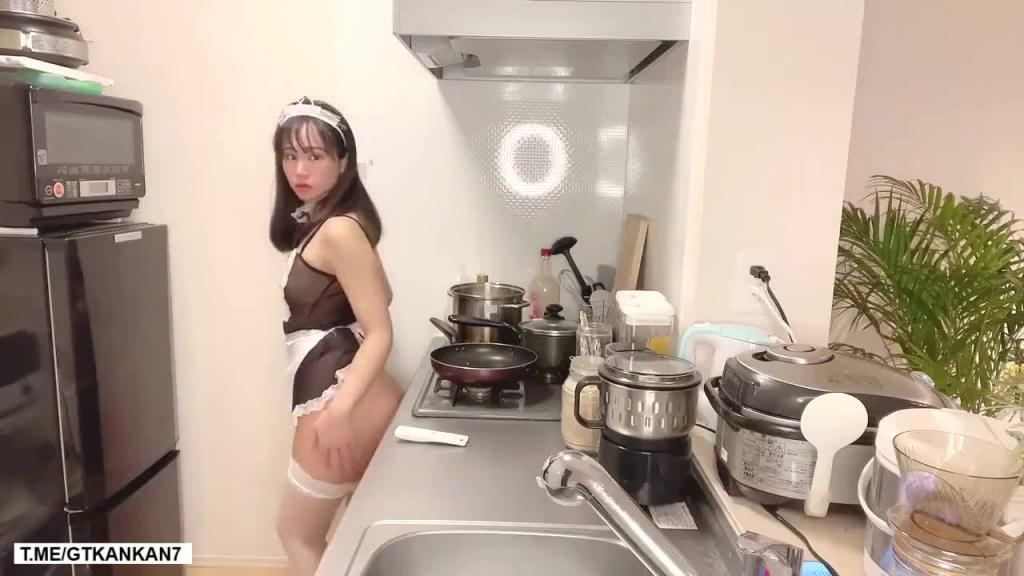 高铁露出美女【Naomiii】私拍集高铁上偷玩粉穴高潮 预览截图 1