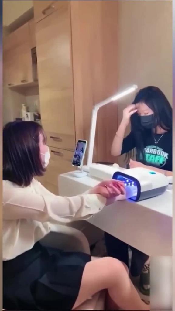 【美甲店-调教女M】让女M给漂亮美甲师舔脚，终生难忘 预览截图 12