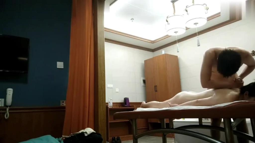 南通女婿开房与岳母乱伦,大屁股老骚货饥渴不要不要的 预览截图 1