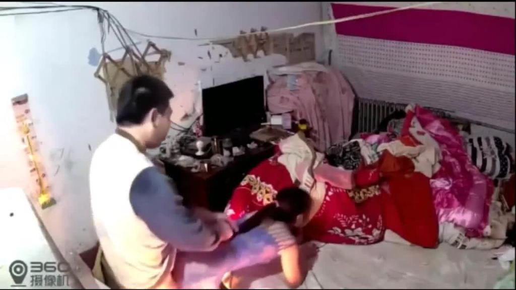 【摄像破解-母子乱伦】喊儿子起床看着晨勃的儿子没忍住大清早来一段不伦之恋 预览截图 12