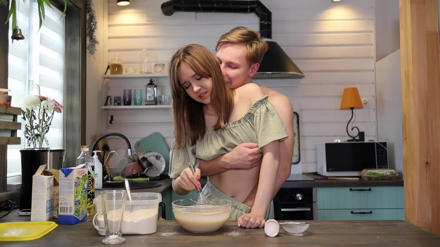 别管我,我正在做饭!不,我正在操逼!很多精子——鼓掌! 预览截图 3