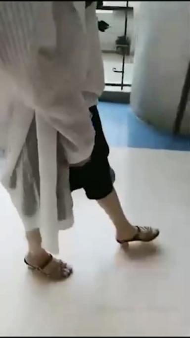 小哥医院搭讪护士小姐姐医院公厕啪啪各种特写吹箫舔逼，对白超刺激！ 预览截图 1