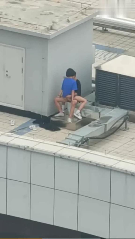 天台门事件中学情侣翘课跑到商场天台啪啪解锁各种姿势围观吃瓜群众看得口干舌燥! 预览截图 4