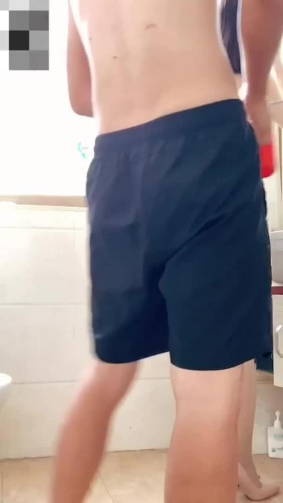卫生间趁姐姐不注意狂舔骚逼撕破丝袜无套插入简直不要太爽 预览截图 1