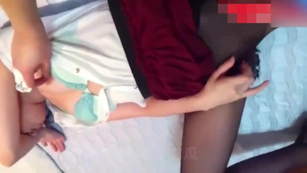 真实父女乱伦！禽兽鬼父酒店玩弄女儿嫩逼 预览截图 3