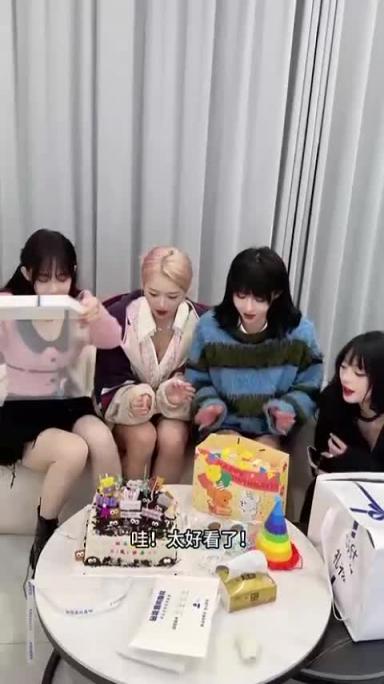 吃瓜银河少女为队友庆生 不慎走光被拍漏点 预览截图 12