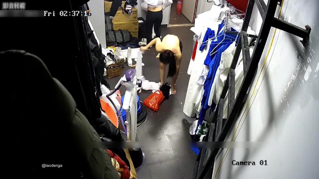 【高清偷窥】某剧场后台换衣间的美女们当着男助理面脱!2/2 预览截图 5