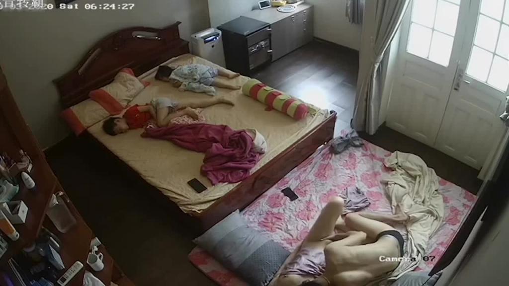 生两孩子的嫂子被叔子疯狂抠逼啪啪 预览截图 3