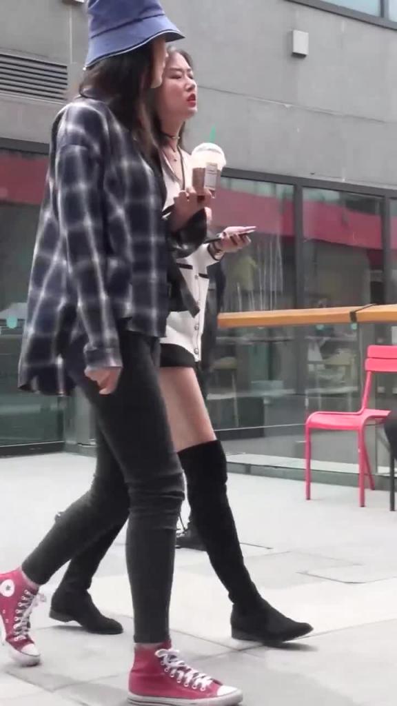 【正街大神极限抄底06】超多气质小姐姐裙内,混血短发妹 预览截图 3