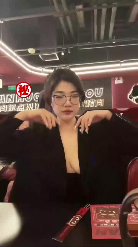 广州21岁反差母狗【屁屁】户外极限露出勾搭，出租车上自慰,绿帽老公和单男3P女友。 预览截图 12