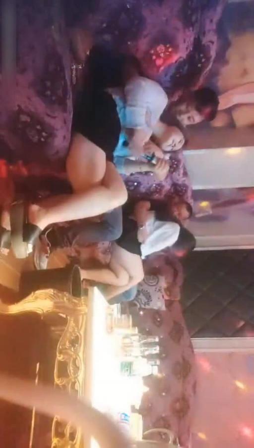 【潍坊军训露奶姐再爆勐料】酒吧现场辣舞露奶求爱，最后当众吃鸡吧 预览截图 1