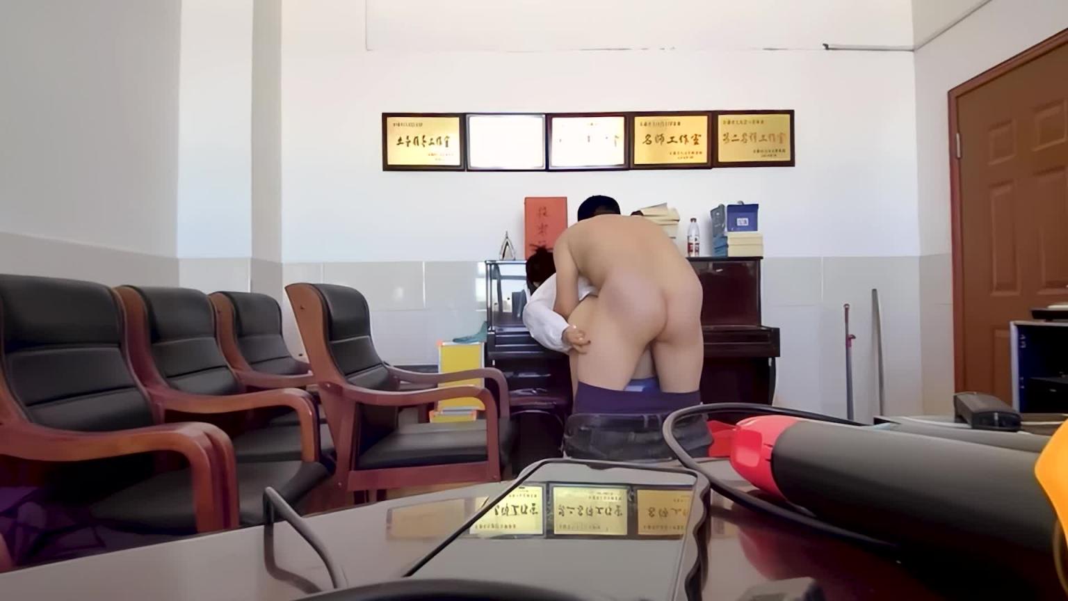 【名师工作室】俩老师会议室偷情忘关摄像头被真实记录遭全网曝光 预览截图 8