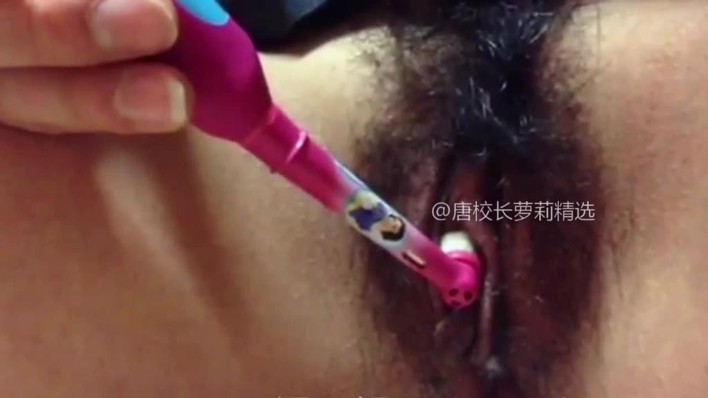高一无知清纯稀毛萝莉青春期懵懂调教指挥用笔扩张嫩穴 预览截图 3