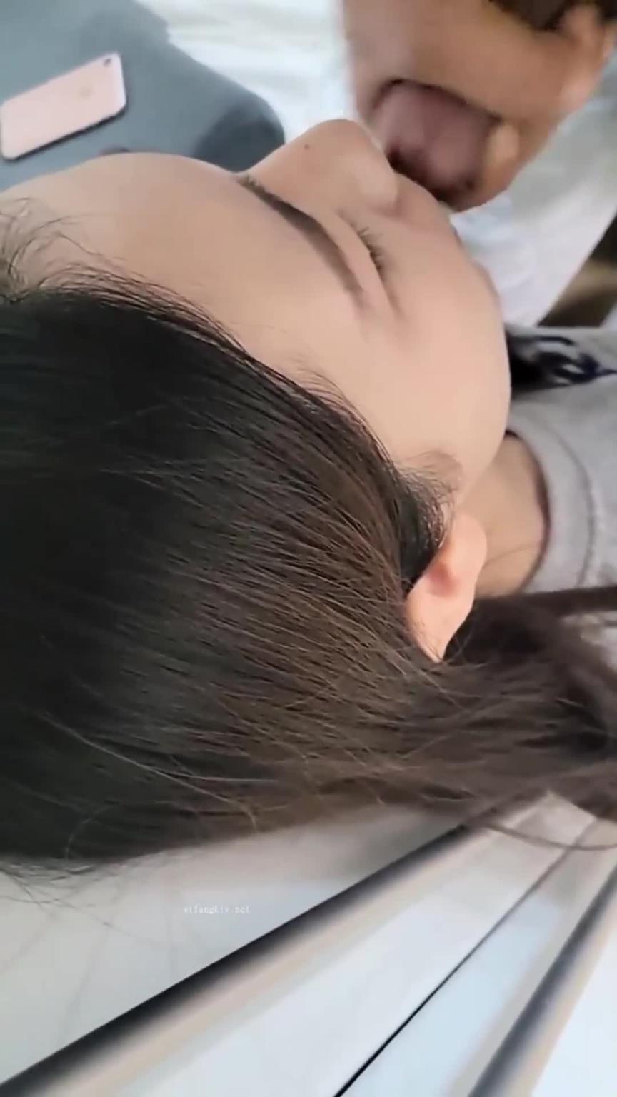 【网爆泄密-忽悠高中生学妹家里打飞机】殷桃小嘴第一次口,需要慢慢教她 预览截图 1