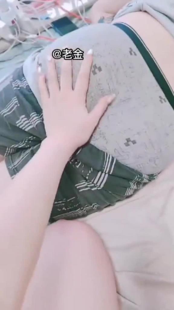 姐弟乱伦-骚姐到弟弟房间自慰勾引弟弟，骚弟忍不住掏出JB磨蹭骚逼最后狠心插入 预览截图 1