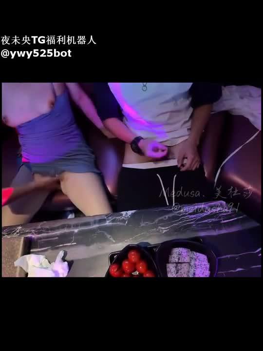 极品丰臀淫妻美杜莎，绿帽来到KTV，最后被两男带到洗手间里抱着大屁股轮流内射 预览截图 2