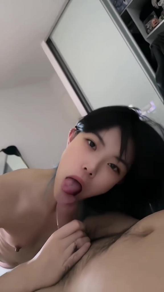 清纯反差白虎眼镜学生妹,重度性瘾露出癖小母狗 预览截图 1