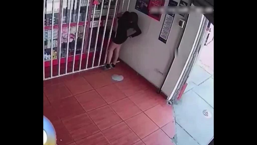 【街射】银行顶射取款美女，跟踪美女同事偷偷鞋内打胶 预览截图 1