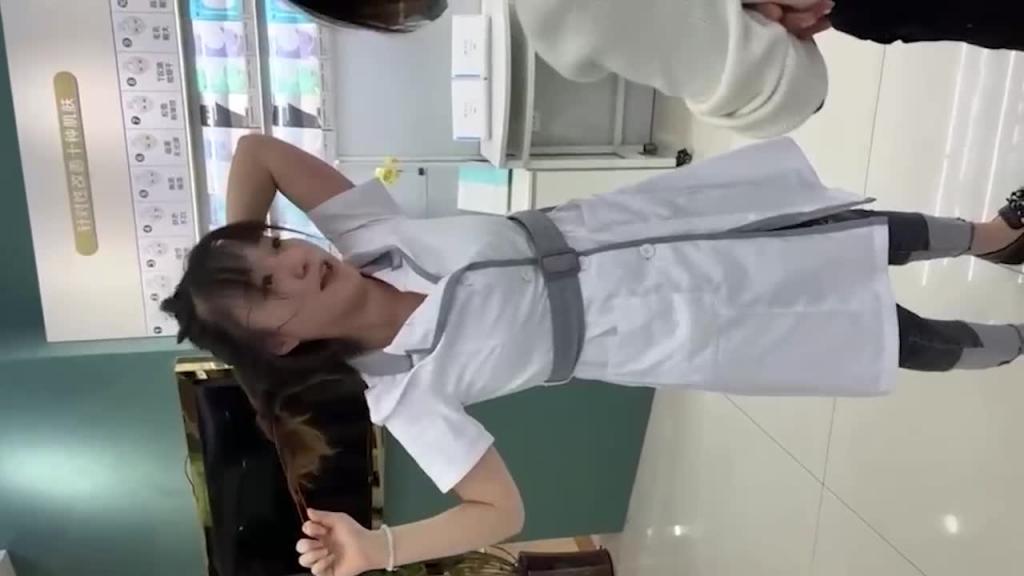 【化妆品店销售】当小三被原配到店爆打衣服扒开骑着揍 预览截图 2