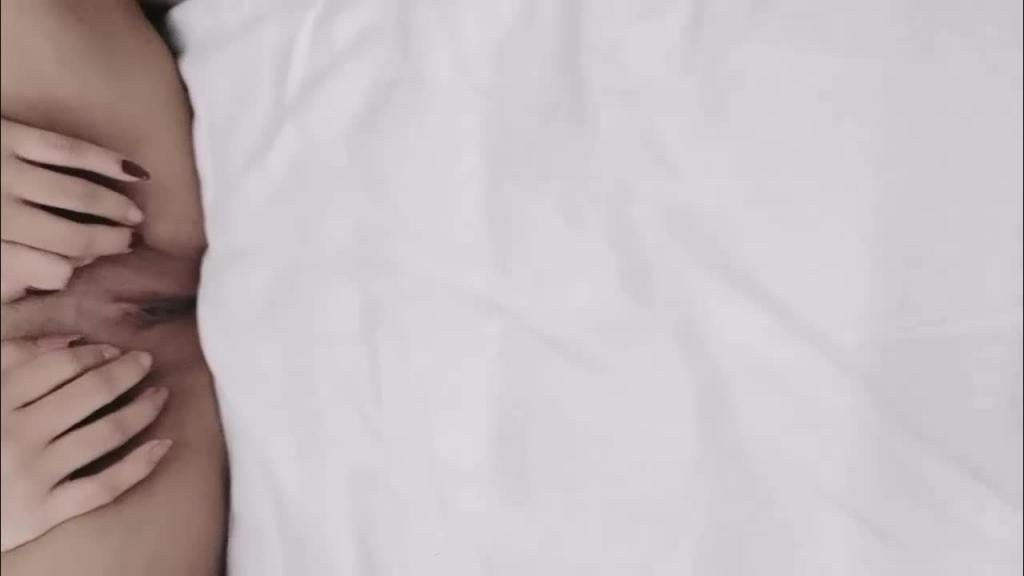 暑假6个学生妹聚会被大哥群P轮奸,外表甜美嫩妹,轮着上操骚逼 预览截图 6