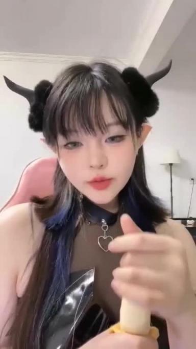 重口味调教丝袜魔女唾液玉足榨精 预览截图 3