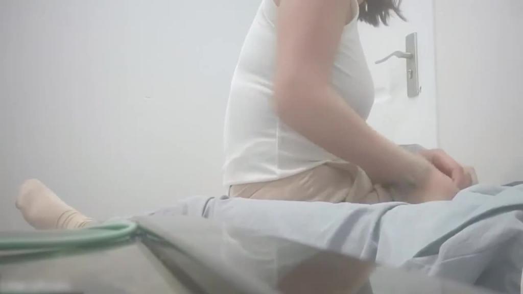 【小辉探花】按摩店忽悠人妻打飞机不过瘾脱掉裤子主动坐上来 预览截图 6