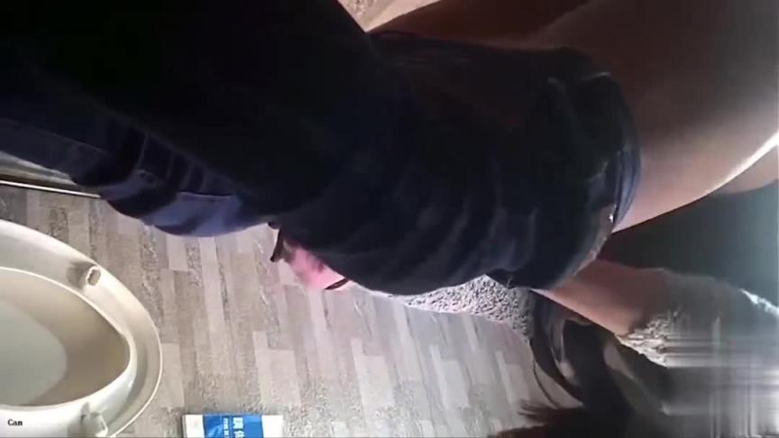【景区厕拍】高质量美女如厕姿势各不相同 预览截图 9