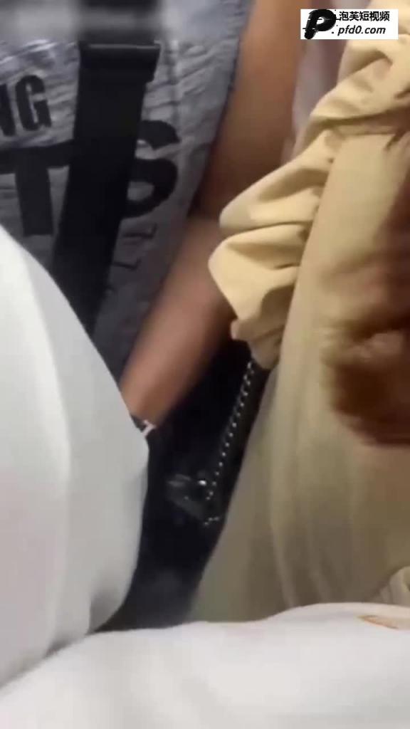 【顶臀强摸】公交,地铁当众掏JB强顶中学生和极品女神,惨遭鄙视的眼神!#街射街顶! 预览截图 1