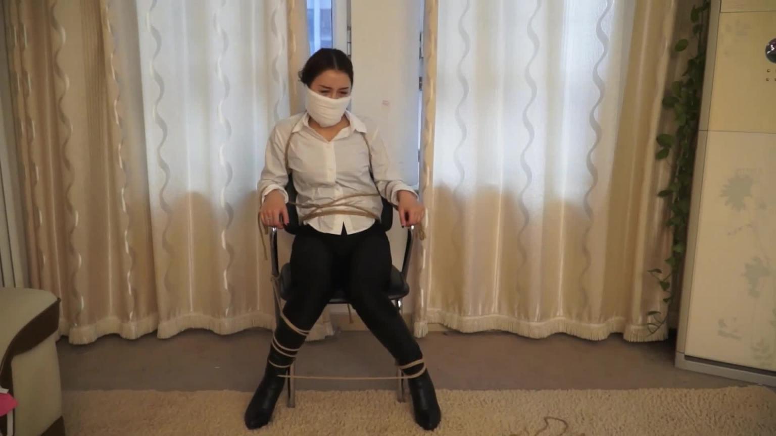 网拍情趣内衣2 结果被变态人犯强迫签约捆绑性侵沦为母狗 预览截图 10