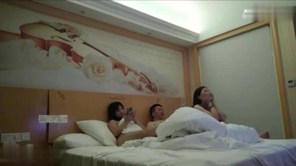 年轻夫妻换妻淫乱玩得花洗完澡就开千舔 逼口交后入边操边调情 预览截图 5