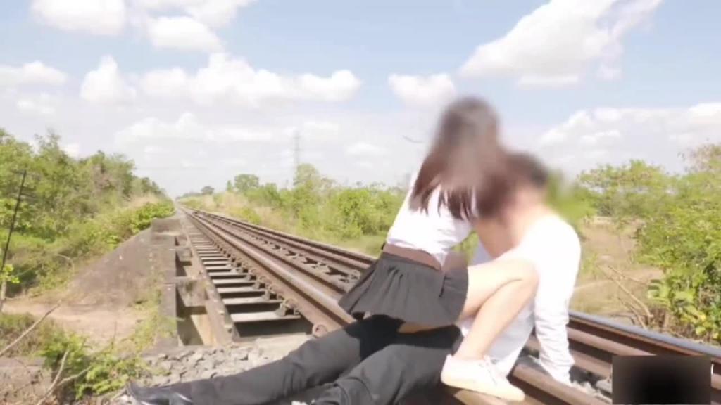 【户外野战】风骚制服学生妹为找寻刺激和男友到铁轨上做爱，内射精液不断流出，片尾有彩蛋 预览截图 4