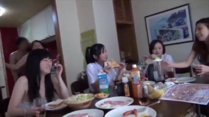 史上最牛家庭乱伦,全家的女人想操谁就操谁 预览截图 5